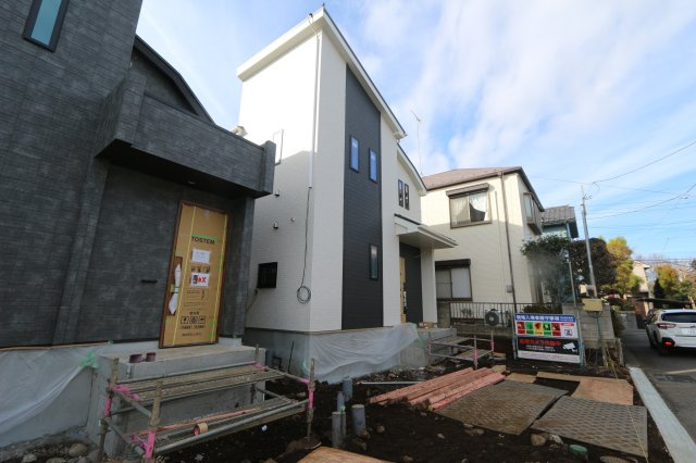 【Heartfull Town】東久留市滝山５丁目の外観|前面道路は6mと広く、車通りも少ないため、、駐車が不安な方でも安心してご利用いただけます。


