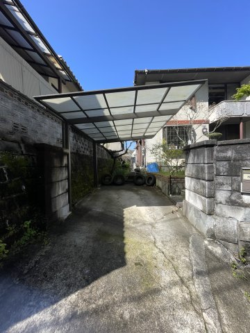 牛田新町3丁目　土地（古家あり）の外観|駐車スペースは現在は1台分ですが、外構工事で駐車スペースを広げることも可能です。