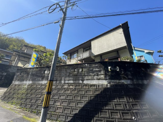牛田新町3丁目　土地（古家あり）の外観|敷地と前面道路には高低差があり、歩行者からの目線が気になりません。