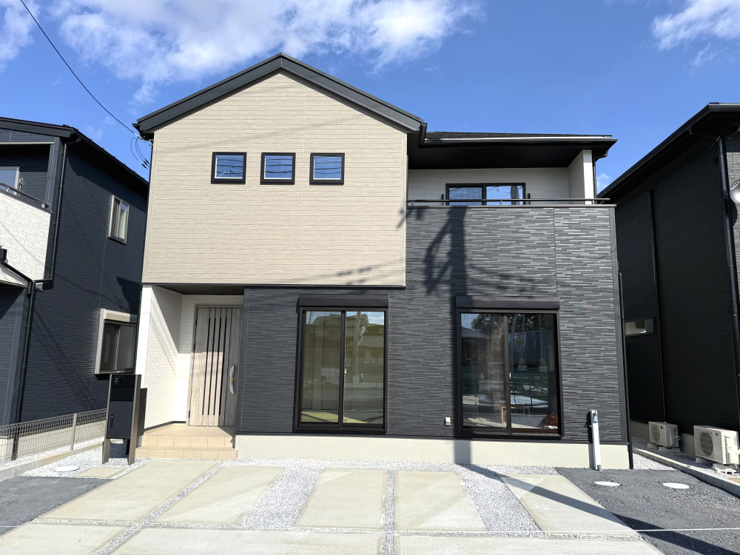 久喜市西（全28区画）3号棟　区画図　並列3台駐車可能です。（車種による）洗車やガーデニング、ペットのシャンプーなどにもご活用いただける外水栓付きです。