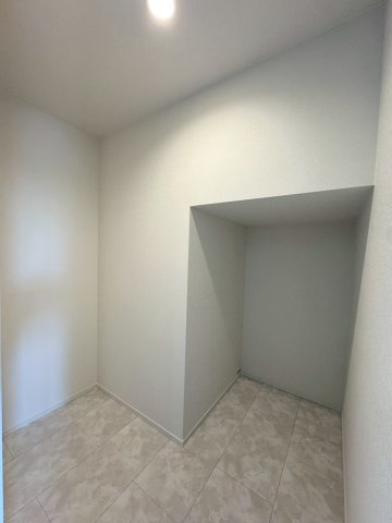 SUN COURTーサンコート－小倉南区沼緑町3丁目【小倉南区　新築戸建て】の洋室|洗面脱衣所には収納スペース♪