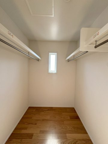 SUN COURTーサンコート－小倉南区沼緑町3丁目【小倉南区　新築戸建て】の収納|両サイドに洋服がたくさんかけられる大容量のWIC♪【小倉南区　新築戸建て】