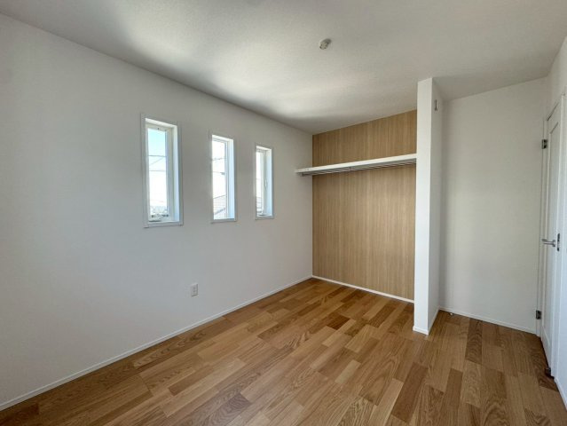 SUN COURTーサンコート－小倉南区沼緑町3丁目【小倉南区　新築戸建て】の洋室|2階6帖洋室はオープンクローク付き♪【小倉南区　新築戸建て】