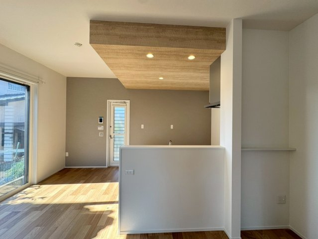 SUN COURTーサンコート－小倉南区沼緑町3丁目【小倉南区　新築戸建て】の居間・リビング|カウンターキッチン横にも飾り棚付き【小倉南区　新築戸建て】♪