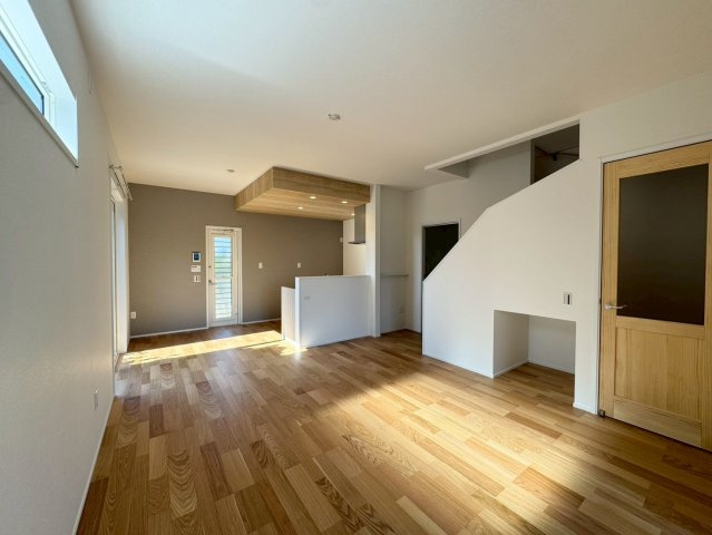 SUN COURTーサンコート－小倉南区沼緑町3丁目【小倉南区　新築戸建て】の居間・リビング|１６帖の広々としたリビングダイニングは日当たり良好です♪【小倉南区　新築戸建て】