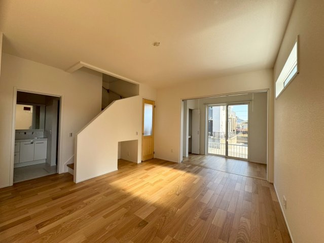 SUN COURTーサンコート－小倉南区沼緑町3丁目【小倉南区　新築戸建て】の居間・リビング|家族が顔をあわせやすくなるリビング階段♪【小倉南区　新築戸建て】