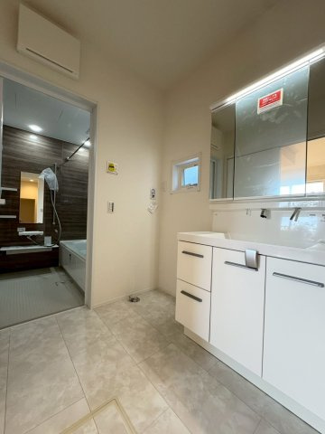 SUN COURTーサンコート－小倉南区沼緑町3丁目【小倉南区　新築戸建て】の独立洗面台|充分な広さの洗面脱衣室♪【小倉南区　新築戸建て】
