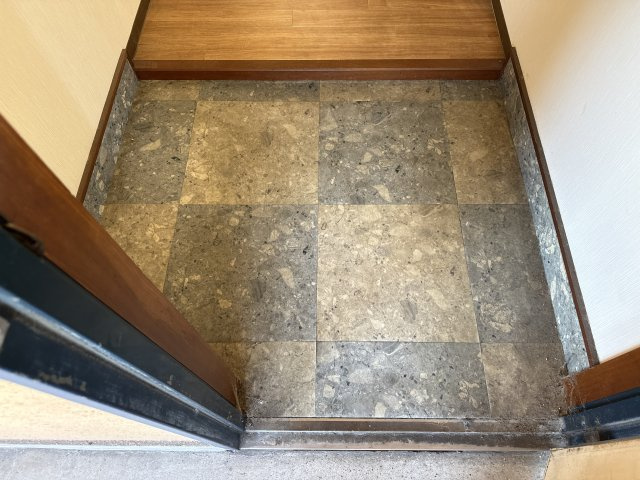 バルビゾン岡田の玄関