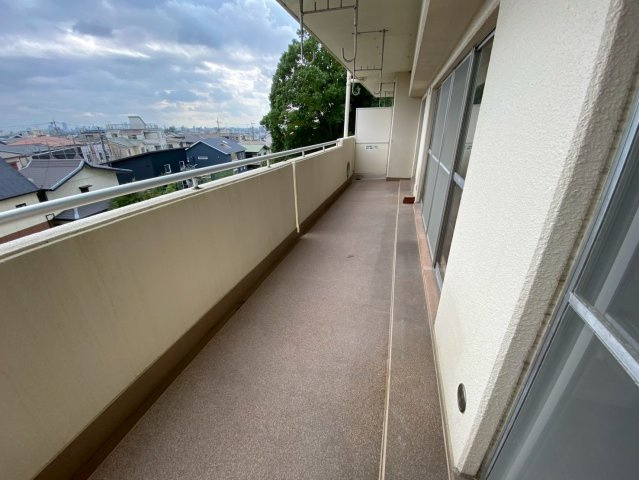 ソフィスティ城土のバルコニー|広々バルコニーでたっぷりお洗濯物を干せます！