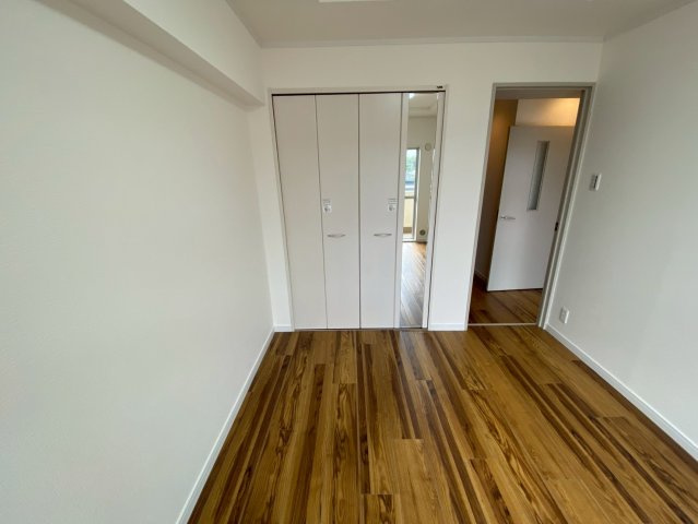 ソフィスティ城土の洋室|バルコニーに面している明るくて開放感のあるお部屋です♪