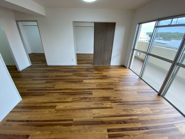 ソフィスティ城土の居間・リビング|明るいリビングで家族と大切な時間を過ごせますよ♪