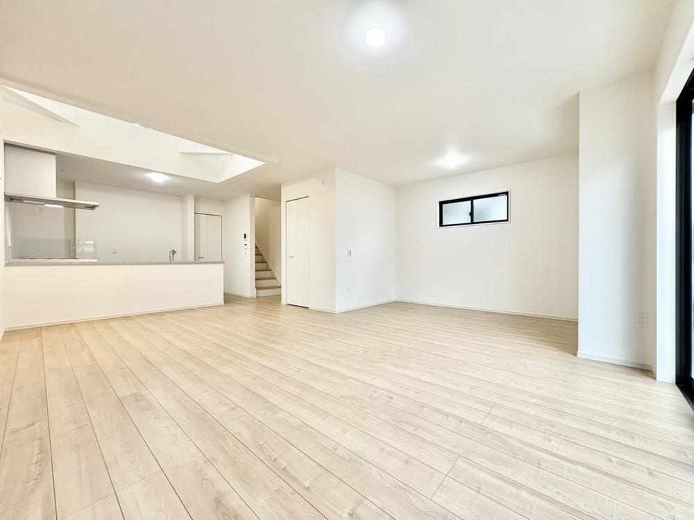 【KEIAI　Grace】東久留市滝山３期の居間・リビング|光と開放感にあふれる22帖のLDKは、床暖房も完備した家族が自然と集まる大空間です！