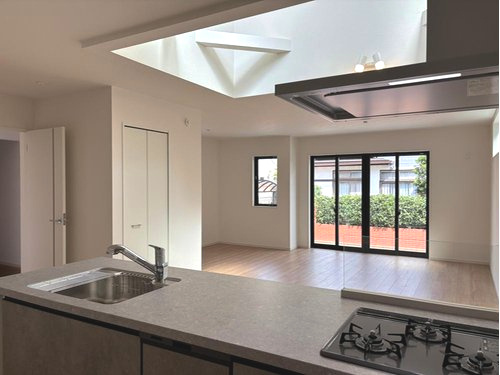 【KEIAI　Grace】東久留市滝山３期の居間・リビング|3面採光のLDKは、折上天井を施し、さらに開放感をプラス