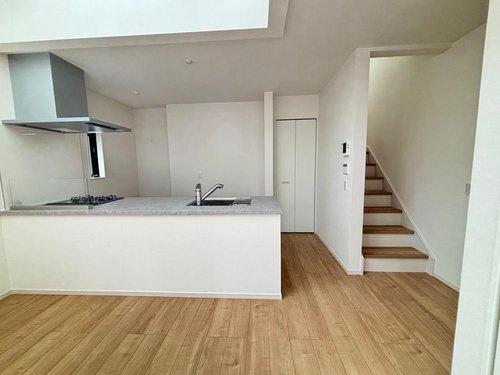 【KEIAI　Grace】東久留市滝山３期の居間・リビング|リビング階段もご家族のコミュニケーションが増しますね♪