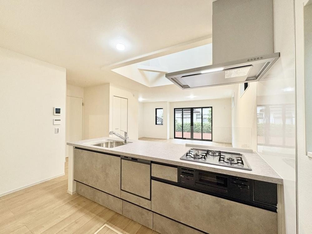 【KEIAI　Grace】東久留市滝山３期のキッチン|家事の時短に効果的な収納のし易いオールスライド収納、綺麗を保ち易い人造大理石トップ、静音シンクなど、使い勝手の良いキッチンを新規導入致しました。食洗機＆浄水器付き♪