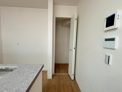 【KEIAI　Grace】東久留市滝山３期のキッチン|キッチンの横にある食品庫♪　棚を設置すればさらに取り出しやすく見やすくなります