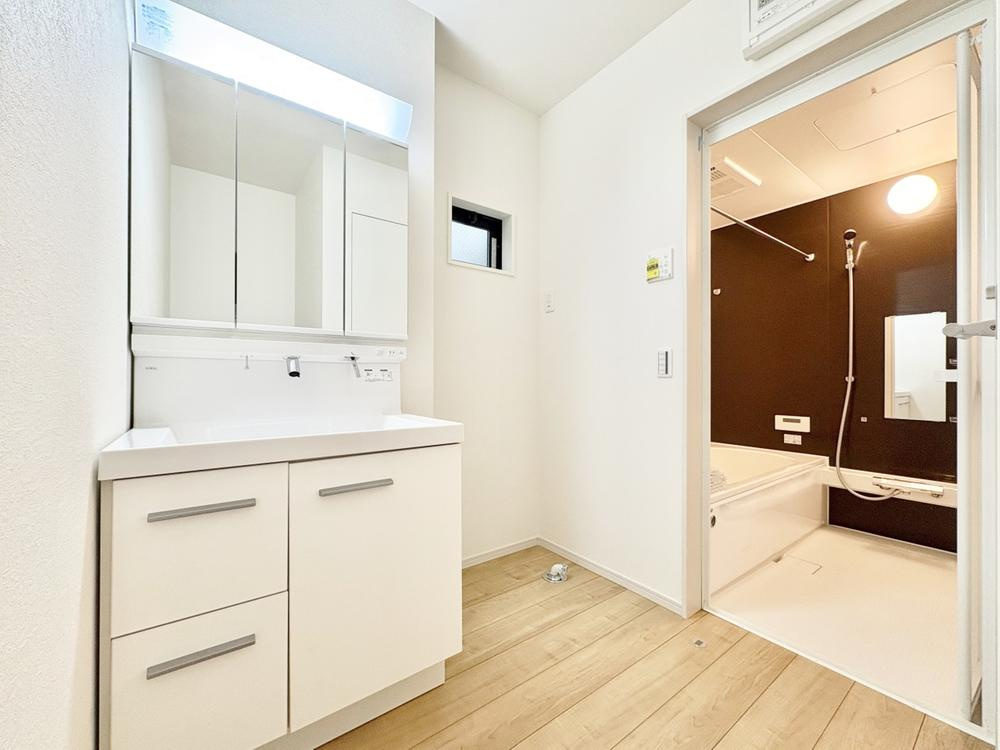 【KEIAI　Grace】東久留市滝山３期の洗面所|収納力と機能性に優れた三面鏡洗面化粧台です！
鏡の裏は収納スペースになっていますので、すっきり清潔に保てます♪