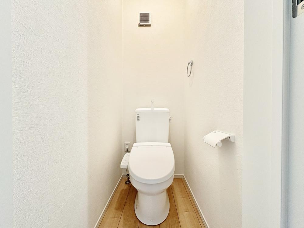 【KEIAI　Grace】東久留市滝山３期のトイレ|十分な広さと清潔感のあるカラーで纏まったトイレ。プライバシーへの配慮や動線、落ち着いた空間となる様、全体的な配置にこだわって設計されております。