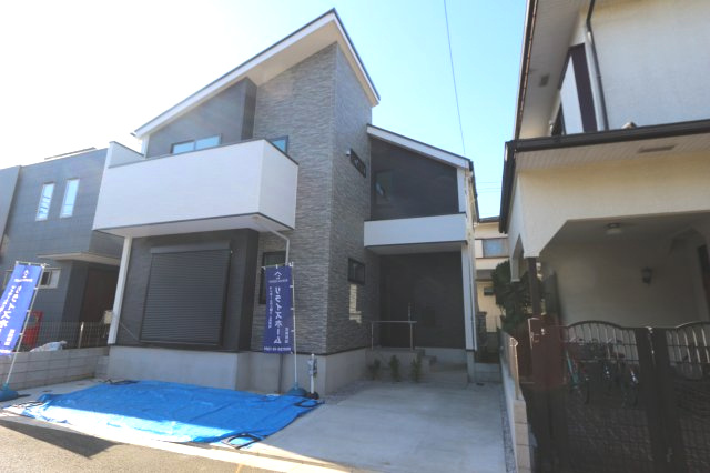 【KEIAI　Grace】東久留市滝山３期の外観|カースペースは2台分確保。急な来客にも対応できます。普段は自転車やバイクなどの置き場として大活躍。自転車を車にぶつけないよう気を遣って停める必要はありません。