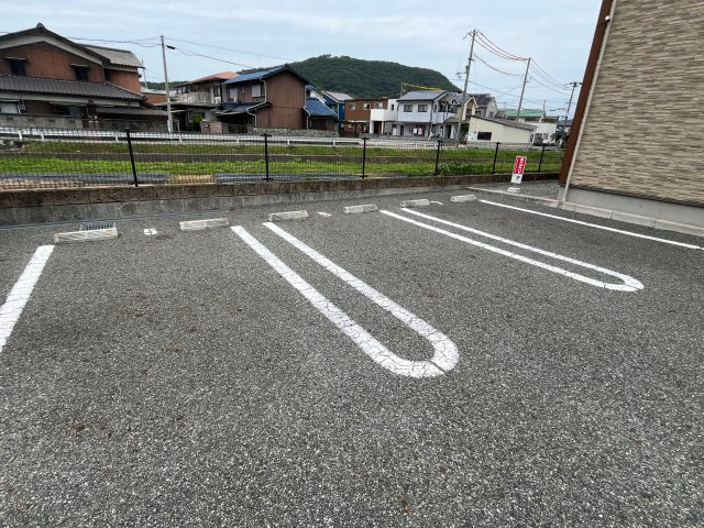 サンファースト　勝原の駐車場