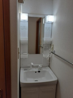 【洗面所】 | クレストヒルズＥ | ゆったりとスペースのある洗面所