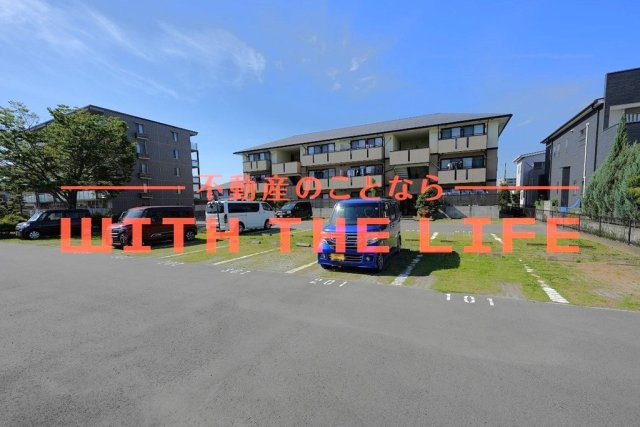 クレールⅡ【キャッシュバック対象物件】の駐車場|駐車場があるので、車を買う予定の方も安心です