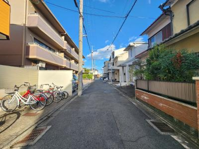 ヴィラ・サビーナ花園の周辺|前面道路