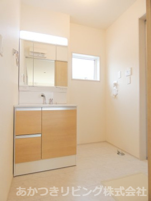 【独立洗面台】 | 第下野大光寺 | 忙しい朝に重宝する三面鏡付き洗髪洗面化粧台♪