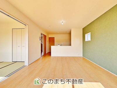 【居間・リビング】 | 第下野大光寺 | アクセントクロスがおしゃれなリビングダイニング♪たくさんの日差しがご家族の団らんを明るく照らします♪