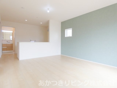 【居間・リビング】 | 第下野大光寺 | アクセントクロスがおしゃれなリビングダイニング♪たくさんの日差しがご家族の団らんを明るく照らします♪