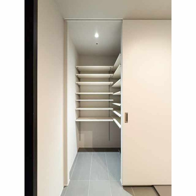 【収納】 | ラ・トゥール飯田橋 | 明るい色調の室内です