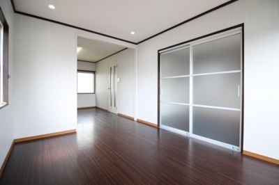 【居間・リビング】 | スカイガーデン関 | こちらの居間で趣味の時間をお楽しみください