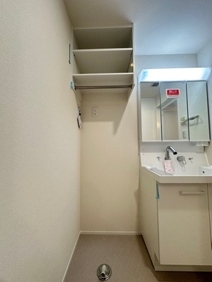 【設備】 | 【新築】Nalu Avion/ナル・アヴィオン | ※施工中※洗面所内、洗髪洗面化粧台横にある室内洗濯機置き場です♪上部には便利な収納棚付き♪