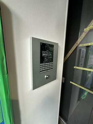 【エントランス】 | 【新築】Nalu Avion/ナル・アヴィオン | ※施工中※共用エントランスは不審者の侵入を未然に防ぐオートロック付き！防犯対策充実しています◎