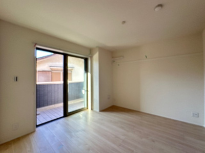 【洋室】 | 【新築】Nalu Avion/ナル・アヴィオン | ※施工中※南西向き洋室6.7帖☆バルコニーに繋がる角部屋です♪ベッドを置いて寝室にするのもオススメです☆