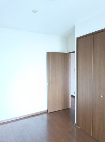 芦屋ハイタウンの洋室|落ち着いた色調の洋室です