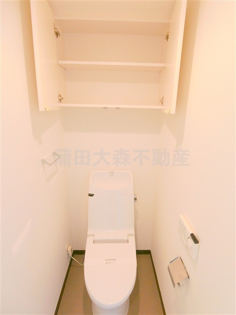 スタイリオ蒲田のトイレ|吊戸棚と温水洗浄便座付きのトイレ　