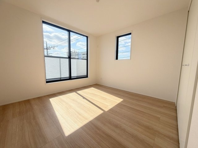 三郷市彦川戸1丁目　新築戸建　全1棟の洋室|バルコニーに面した3階の洋室6.06帖