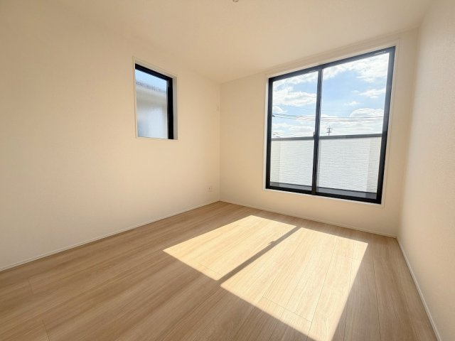 三郷市彦川戸1丁目　新築戸建　全1棟の洋室|2面採光で明るい洋室5.25帖