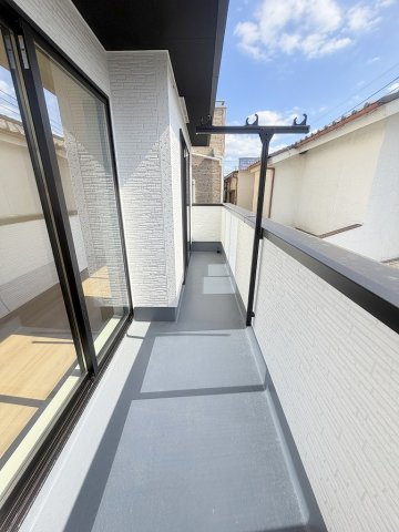 三郷市彦川戸1丁目　新築戸建　全1棟のバルコニー|南向きバルコニーにて日当たり良好