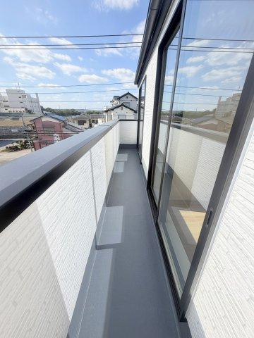 三郷市彦川戸1丁目　新築戸建　全1棟のバルコニー|南向きバルコニーにて日当たり良好