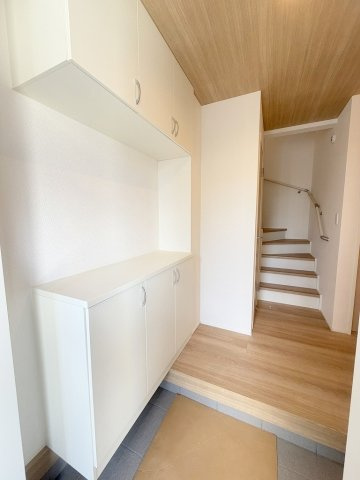 三郷市彦川戸1丁目　新築戸建　全1棟の玄関|玄関から見た室内写真です