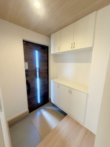 三郷市彦川戸1丁目　新築戸建　全1棟の玄関|カウンター部分にはお好きなインテリアが飾れます