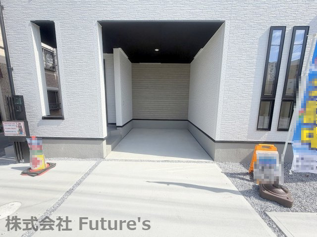 三郷市彦川戸1丁目　新築戸建　全1棟の駐車場|自転車やバイクも雨に濡れず置けるガレージタイプの駐車場