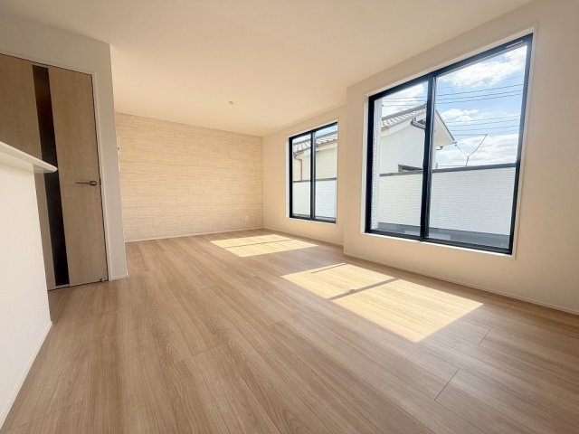 三郷市彦川戸1丁目　新築戸建　全1棟の居間・リビング|南向きの明るいリビング16.37帖
