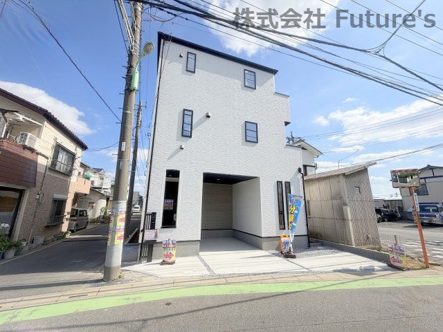 三郷市彦川戸1丁目　新築戸建　全1棟の外観|角地に位置する開放的な立地です