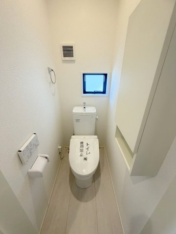 三郷市彦川戸1丁目　新築戸建　全1棟のトイレ|2階のトイレです