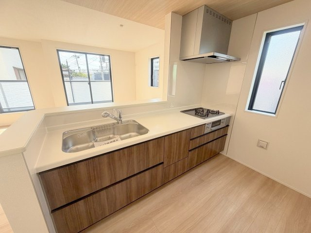 三郷市彦川戸1丁目　新築戸建　全1棟のキッチン|会話の弾む対面システムキッチンでお料理も楽しめます