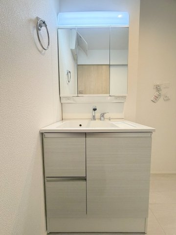 三郷市彦川戸1丁目　新築戸建　全1棟の独立洗面台|三面鏡付きシャワードレッサーで朝の準備も快適