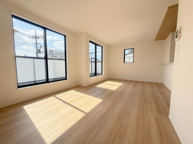三郷市彦川戸1丁目　新築戸建　全1棟の居間・リビング|南向きに窓が広がり明るいリビングです